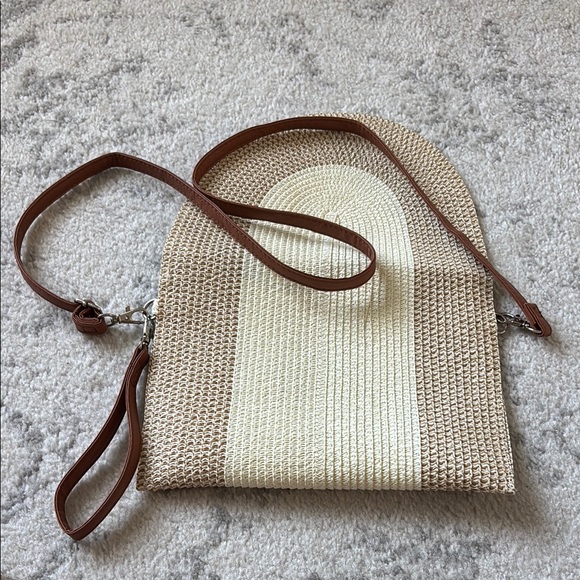 Elegant Tan and Cream Woven Clutch - Picture 3 of 3